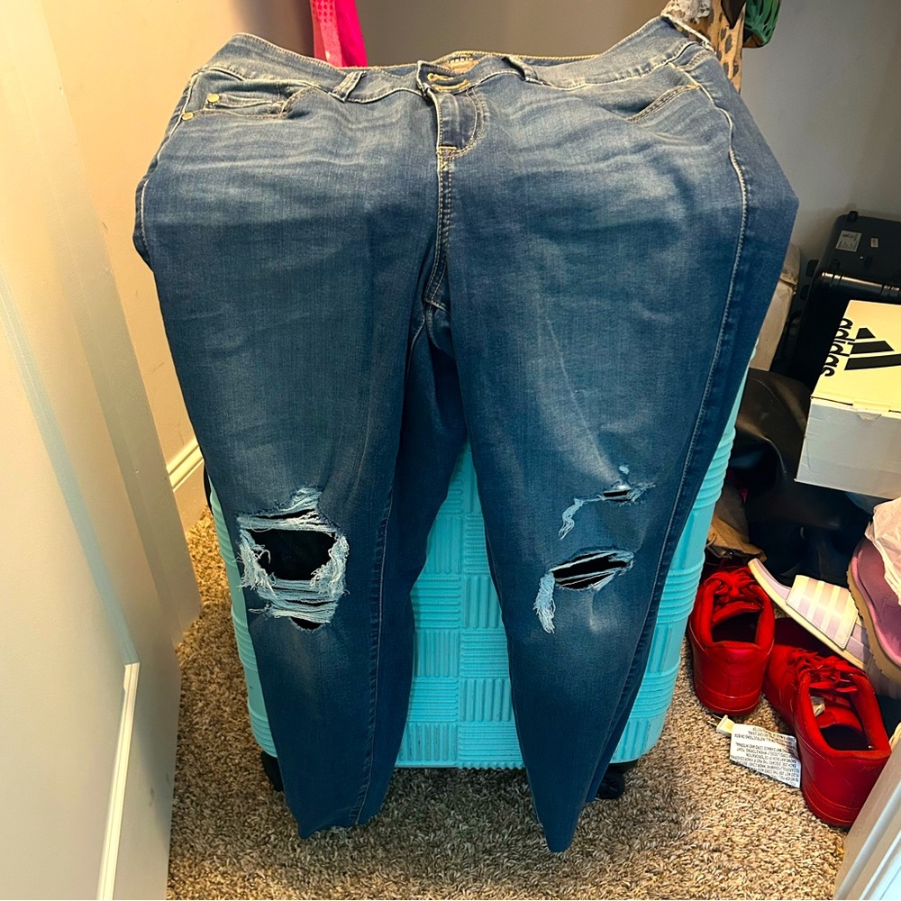 size 14R Torrid Super Stretchy Skinny Jeans black Lace on rips in knees